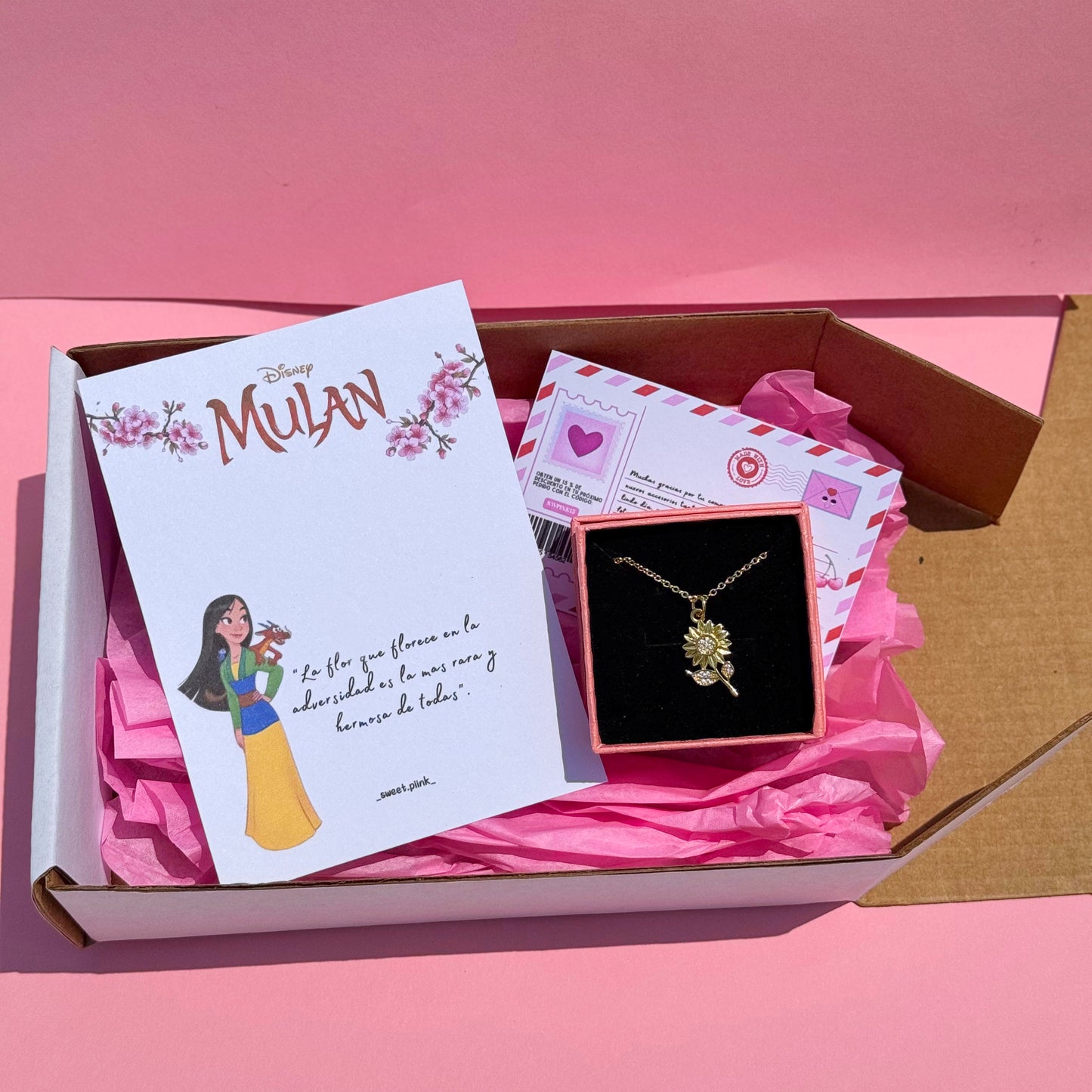 Cadena Mulan Disney + caja regalo