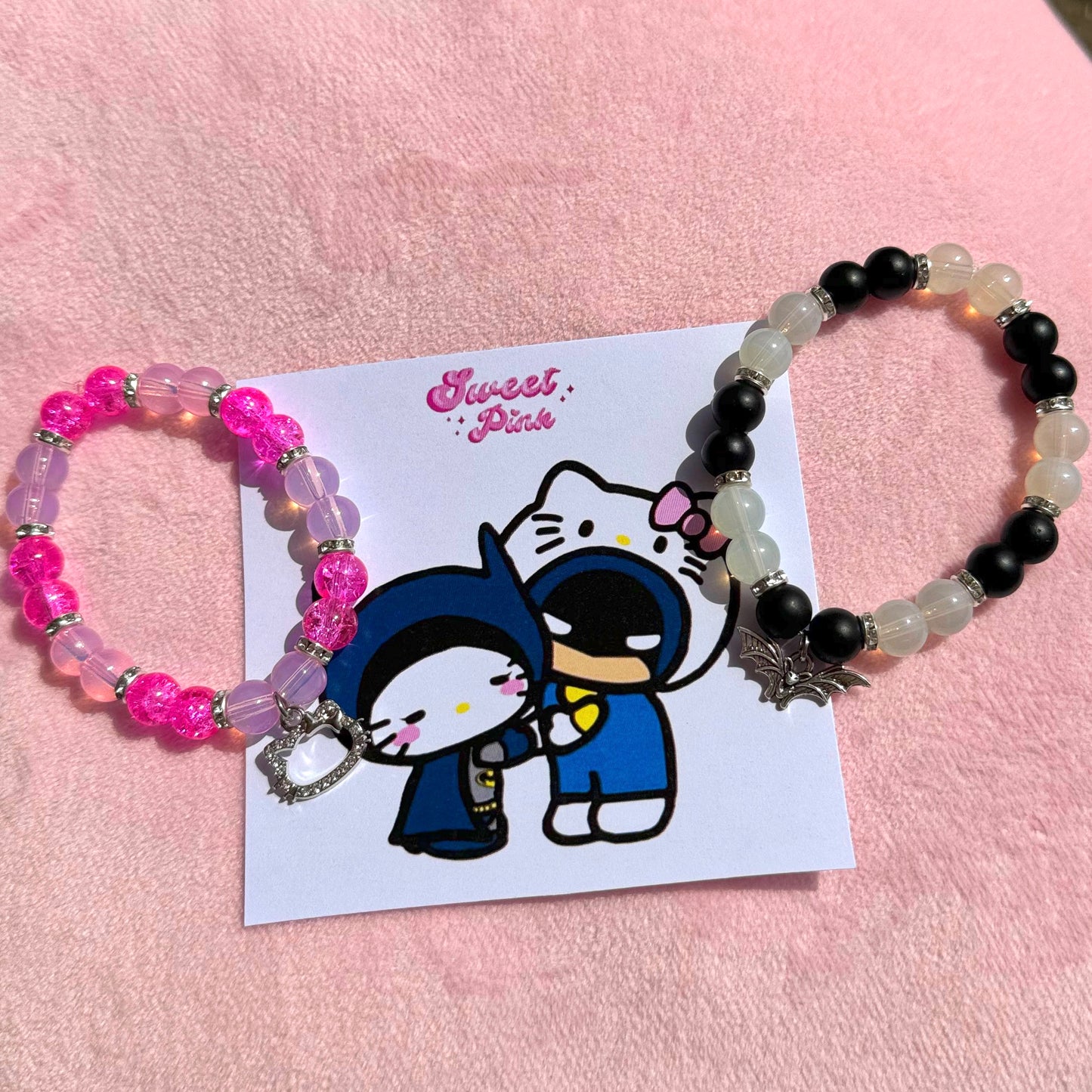 Pulseras del Caballero Oscuro y Hello Kitty